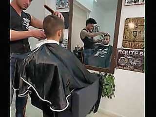 homem trans ftm fode gostoso na cadeira do barbeiro dotado