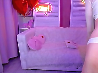 sweet eaton femboy twerking her ass on cam